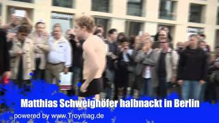 Matthias Schweighöfer halbnackt in Berlin [upl. by O'Brien]