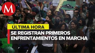 Colectivos feministas se enfrentan a policías previo a la marcha en CdMx [upl. by Nidnerb]