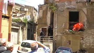 SICILIA TV Favara Cadono dal balcone di Casa Ferita una donna [upl. by Ainesej]