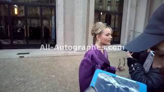 Victoria Pedretti ignoring autographs demands in Paris while pretending to be nice [upl. by Malloy963]