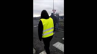 dur dur dêtre un gilet jaune fait aimer les coups [upl. by Yehudi]