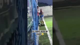 Ele quase entra na grade 😂 esportes diversão [upl. by Enilehcim172]