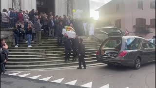 Luscita del feretro di Dante Mercanti dalla chiesa di San Vincenzo Martire a Caronno Varesino [upl. by Elonore]