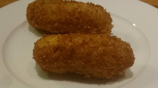 Aardappelkroketjes  Recept krokante kroketten met aardappelpuree [upl. by Spearing408]