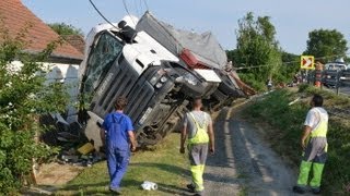 Felborult kamion kerekekre állítása Kisunyomban  BMWt kerítést házfalat tarolt a Scania [upl. by Wiley]