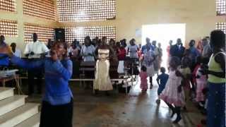 Estilo africano de cantar em Igreja Evangélica  Gulu  Uganda [upl. by Nika]