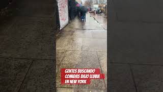 Gentes buscando comidas bajo lluvia en new York [upl. by Latsirc]