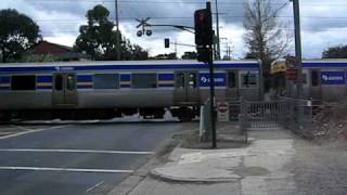 Middleborough Road level crossing [upl. by Rogerio]