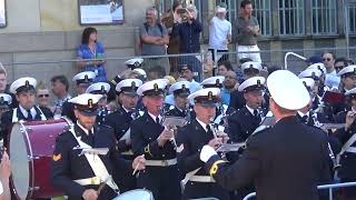 Marinierskapel der Koninklijke Marine speelt Volksliederen Frankrijk en Nederland bij Tour de France [upl. by Yehudi]