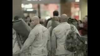 Impresionante recibimiento de soldados norteamericanos en un aeropuerto [upl. by Iem]