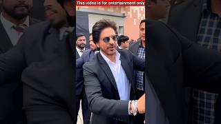 शाहरुख खान ने गरीब लोगों को खाना खिलाया  Sharukh Khan Poor Man Eating shortvideo sharukhkhan [upl. by Dennett]