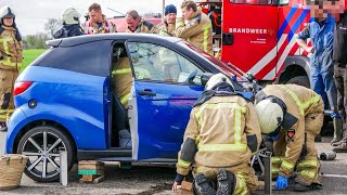 Brandweer komt met spoed ter plaatse bij ongeval tussen 2 voertuigen in Koekange  beelden ongeval [upl. by Neerehs424]