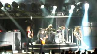 AEROSMITHS Steven Tyler hits JoePerry over head w mic LI Jones Beach show 81210 [upl. by Yanrahs]