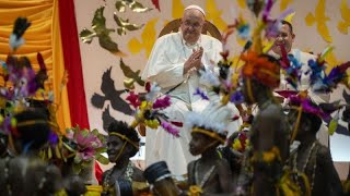 Il Papa porta giocattoli e medicine nelle remote giungle della Papua Nuova Guinea [upl. by Rhett209]