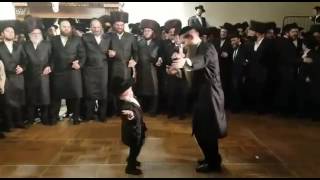 Moreinu HaRav Binyomin Eisenberger Shlitquota dancing with the son of a mispallel Lag Bomer 5777 [upl. by Georgiana]