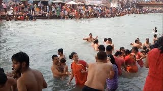 हरिद्वार गंगा स्नान  Ganga Snan  Har KI Pauri Snan Haridwar Uttar Pradesh  Open Bath Public Bath [upl. by Adneral610]