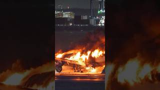 Flugzeug brennt nach Zusammenstoß auf Flughafen in Tokio völlig aus shorts [upl. by Enelym]