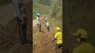 Están rompiendo con martillos de aire para hacer excavaciónes para tubería de gas [upl. by Saito51]