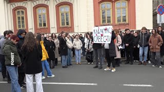 Studenti zaustavili saobraćaj ispred Rektorata kako bi odali poštu stradalima u Novom Sadu [upl. by Silloh]