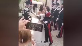 Il matrimonio della carabiniera Elena con la compagna bacio e picchetto d’onore [upl. by Nede]