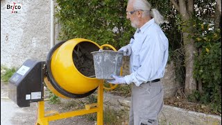 Gâcher du béton à la bétonnière  Tuto bricolage avec Robert [upl. by Allenotna]