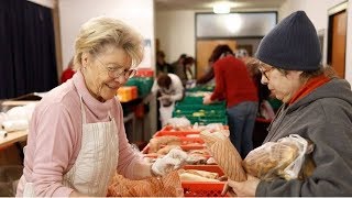 Armut in Deutschland ➥ Reportage  Der schwere Gang zur Tafel [upl. by Elena316]