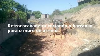 Retroescavadeira cortando o barranco para fazer o muro de arrimo obrapedreirocomo fazer [upl. by Gnoy]