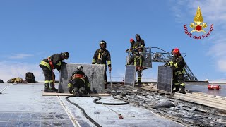 ROSA VI  INCENDIO PANNELLI FOTOVOLTAICI SULLA COPERTURA DI UN ALLEVAMENTO [upl. by Eseneg313]