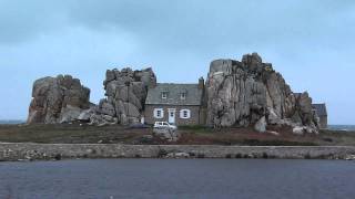 LA MAISON ENTRE LES ROCHERS DE PLOUGRESCANT Côtes dArmor [upl. by Tereve]