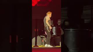 Axl Rose in the Moment While Slash Shreds – Pure Guns N’ Roses Magic [upl. by Arther]