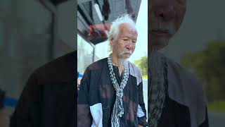 Brave homeless old man catches thief KINDNESS MAN kindness homeless goodperson help oldman [upl. by Jolda]