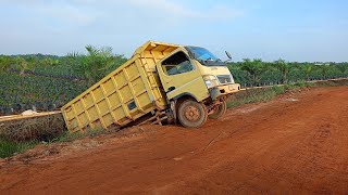 Dump Truk Masuk Ke Parit [upl. by Mapel]