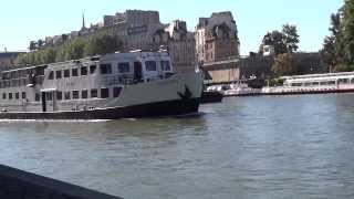 Bateaux sur la Seine près du Pont des Arts Paris [upl. by Orimlede]