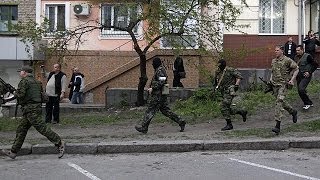 Ukraine  assaut des séparatistes à Lougansk [upl. by Ettessil]