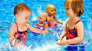 Jeux à la piscine Bianca et Marta nagent et jouent avec poupons Baby Born [upl. by Llemej]