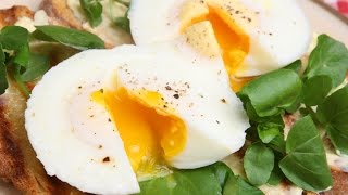 Poaching Eggs  The easiest way to poach eggs with Kitchen Discoverys Egg Poachers [upl. by Glynda]