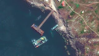 Satellitenbilder zeigen beschossenes Versorgungsschiff der russischen Armee [upl. by Noyek]