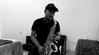 BRIAN MCKNIGHT  NEVER FELT THIS WAY  SHORT SAX COVER [upl. by Aihsemat]