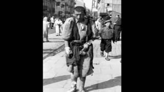 Serie de fotos que muestran las penosas escenas callejeras en el gueto de Varsovia 1942 [upl. by Carmella]