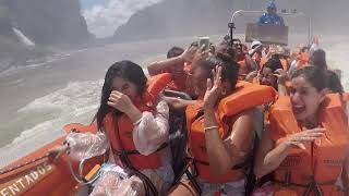 Barco debajo de las Cataratas de Iguazu [upl. by Aticilef]