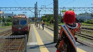 銚子電鉄の電車を出迎える銚子市特別観光大使リコちゃん [upl. by Aiceled826]