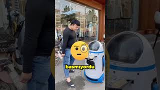 Robot Kızların Ayağına Neden Basıyordu [upl. by Lennad]