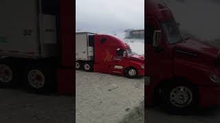 Freightliner cascadia de González trucking en escala 164 marca dcp [upl. by Mcafee]