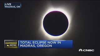 Solar eclipse reaches totality in Oregon in 2017 [upl. by Nappie292]