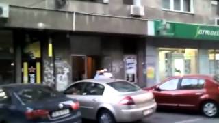 Video tulburator Politist snopit în bataie de doi smecheri în mijlocul Bucurestiului Vezi cum l au atacat Reactia trecatorilor Filmau cu telefonul Cancan2 [upl. by Aelanej]