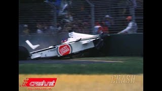 Acidente incrível entre Jacques Villeneuve e Ralf Schumacher F1 2001 Australia GP [upl. by Notrub]