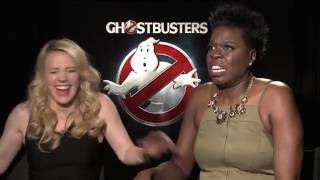 Ghostbusters interviews with Kate Mckinnon and Leslie Jones singing quotComo la florquot [upl. by Haelam961]