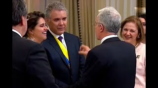 ¿Con el ojo aguado El sentimental saludo de Duque a Uribe en acto protocolario  Noticias Caracol [upl. by Wachtel130]