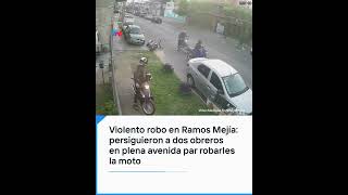 Violento robo en Ramos Mejía persiguieron a dos obreros en plena avenida para robarles la moto [upl. by Freytag197]