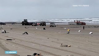 Chaos op Terschelling en Vlieland door aangespoelde containers  RTL NIEUWS [upl. by Guillema32]